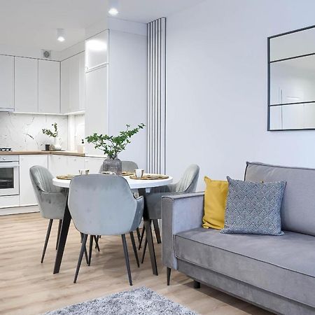 Corolla Apartments Solidarnosci 96 วอร์ซอ ภายนอก รูปภาพ