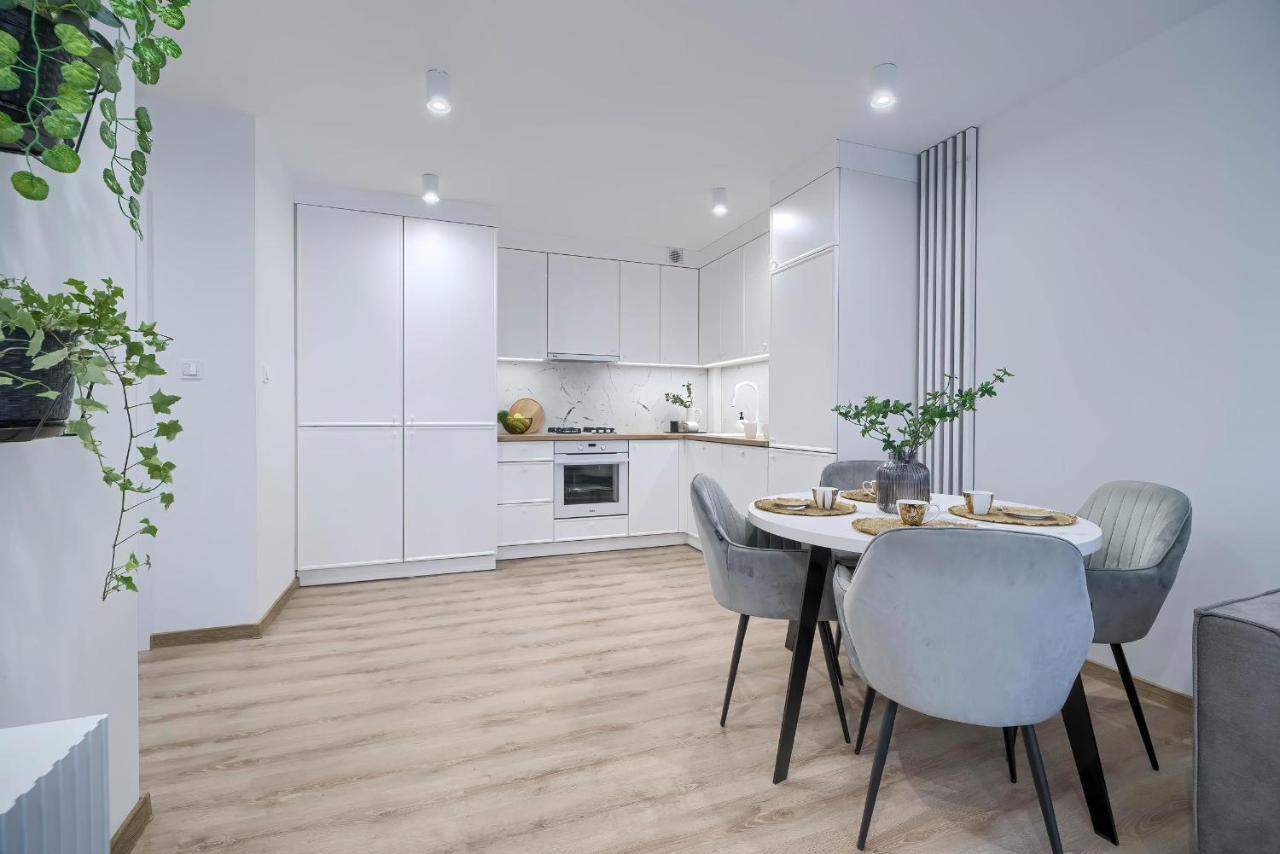 Corolla Apartments Solidarnosci 96 วอร์ซอ ภายนอก รูปภาพ